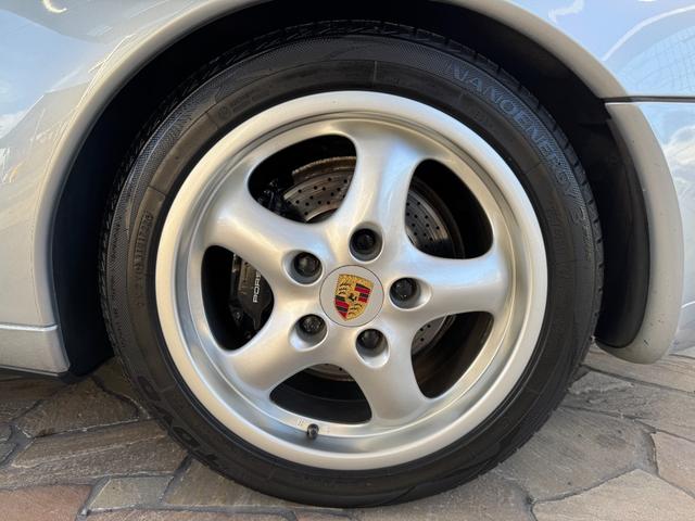 911 911カレラ D車 電動シート カラークレスト レザーステアリング ブラックキャリパー コンチネンタル製オーディオ カラークレストセンターキャップ(31枚目)