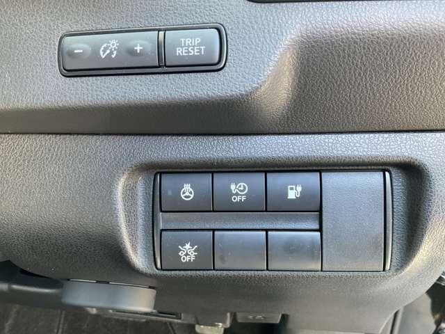 運転席のハンドル右奥側にまとめられたスイッチ群。一目で分かりやすく操作しやすいです。