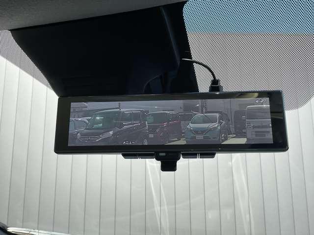 ［スマートルームミラー］車両後方をミラーに映し出すため、悪天候の時でも視界は良好♪