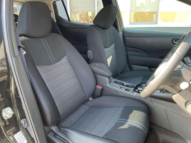 ドライバーの方と助手席の方が座るシートです。実際にお座りいただくのが、分かりやすいと思います。お気軽にご来店ください。