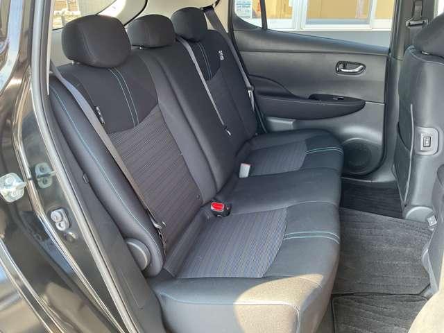 後席でも膝前スペースはしっかり確保。大人でもゆったり寛げます。