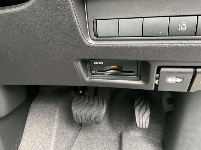 セレナ ２．０　ハイウェイスターＶ　※※雹害車※※メーカーナビ　全周囲カメラ　Ｗ電動スライド　レーダークルコン　レーンアシスト　ＬＥＤランプ　ワンオーナー車　盗難防止システム　ＥＴＣ装備　カーテンエアバッグ　アルミホイール　キーフリー　メモリ－ナビ　ナビＴＶ　エアコン　ドラレコ（14枚目）