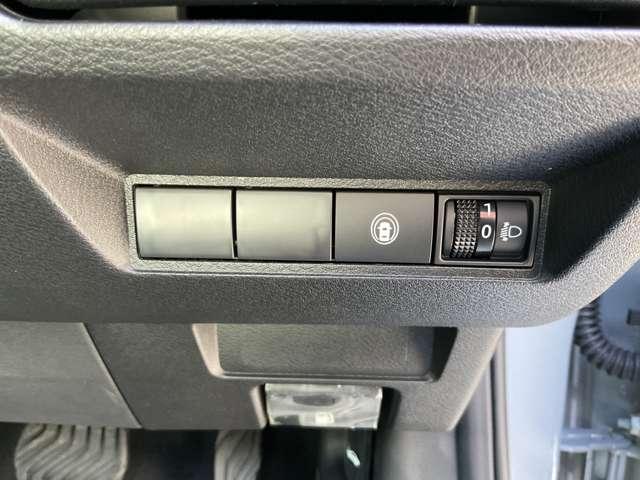 ノート 1.2 X ※※雹害車※※ナビレス 全周囲カメラ リアカメラ 衝突被害軽減ブレ-キ 全方位カメラ 禁煙車 レーンアシスト インテリジェントキー ワンオーナー アイドリングストップ 盗難防止システム サイドカーテンエアバック サイドカメラ キーレス(8枚目)