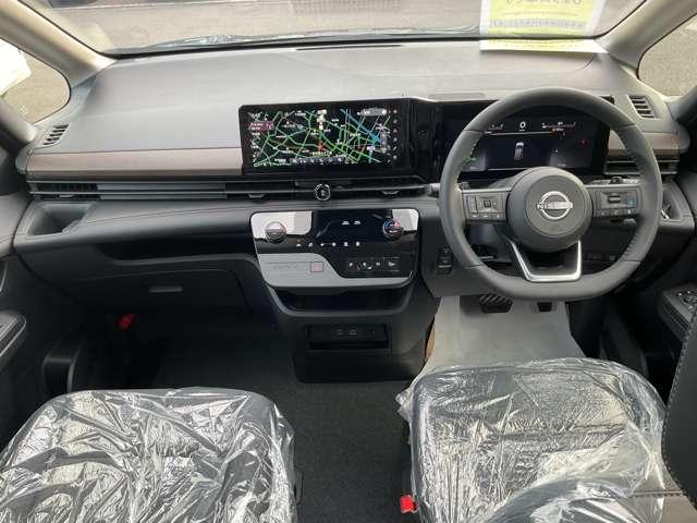 セレナ ２．０　ハイウェイスターＶ　※※雹害車※※メーカーナビ　全周囲カメラ　Ｗ電動スライド　レーダークルコン　レーンアシスト　ＬＥＤランプ　ワンオーナー車　盗難防止システム　ＥＴＣ装備　カーテンエアバッグ　アルミホイール　キーフリー　メモリ－ナビ　ナビＴＶ　エアコン　ドラレコ（4枚目）