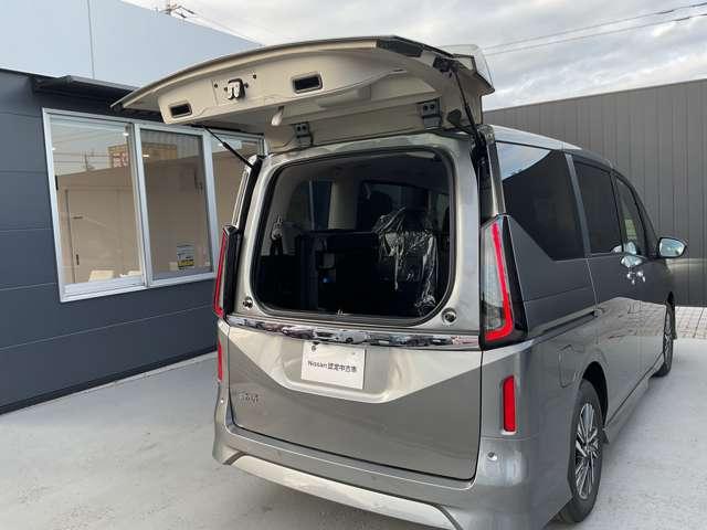 セレナ ２．０　ハイウェイスターＶ　※※雹害車※※メーカーナビ　全周囲カメラ　Ｗ電動スライド　レーダークルコン　レーンアシスト　ＬＥＤランプ　ワンオーナー車　盗難防止システム　ＥＴＣ装備　カーテンエアバッグ　アルミホイール　キーフリー　メモリ－ナビ　ナビＴＶ　エアコン　ドラレコ（10枚目）