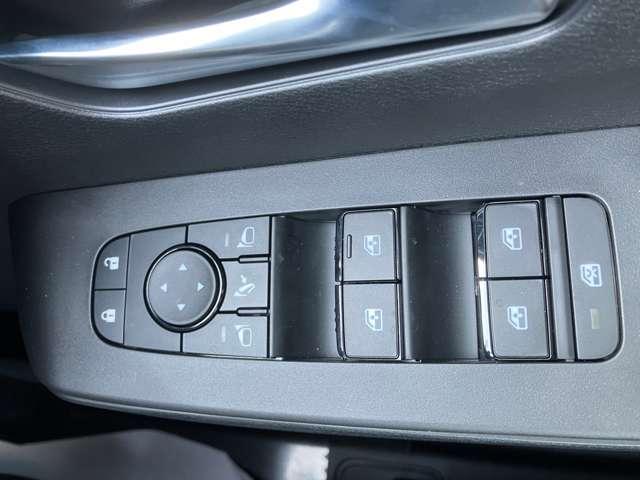 パワーウィンドウのスイッチ周り、きれいな状態です