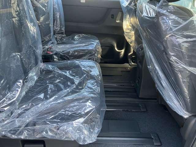 セカンドシートのシートアレンジが様々ありますので、ぜひ触っていただいて体感してください。