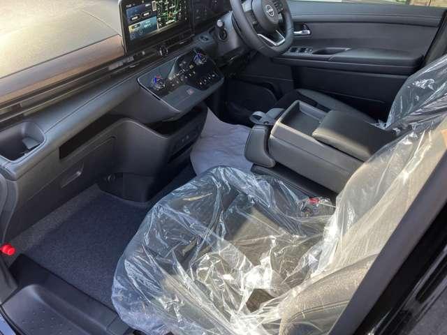 助手席も広々、実際お座りいただくのが分かりやすいと思います。お気軽にご来店ください！