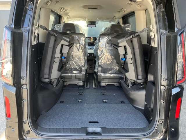 サードシートを跳ね上げると大きな荷物も載ります。サードシートの収納は女性でも楽々。キャンプでもサイクリングでもフィッシングでも、遊びの自由度アップ！！