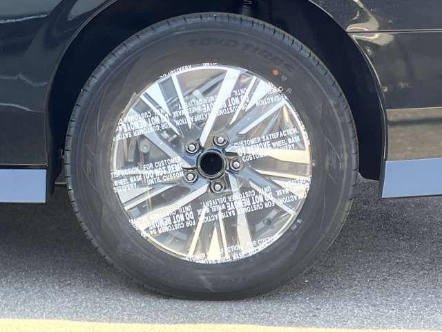 スタイリッシュな専用純正アルミホイール装備。