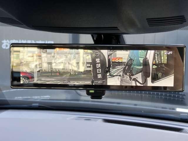 �X�}�[�g�E���[���~���[�́A�ԗ�����̃J�����f�����~���[�ʂɉf���o���̂ŁA����҂�׎��̎ԓ��󋵂ɉe�����ꂸ������E�������܂��B