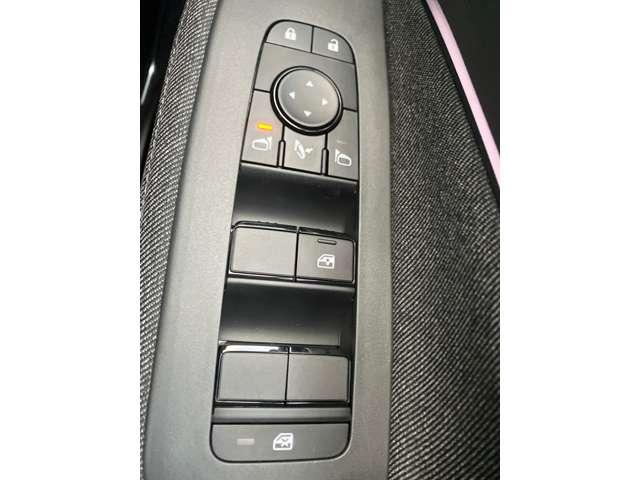 オーラ １．２　Ｇ　レザーエディション　雹害車　皮シート　メーカナビ　追突防止　レーダークルーズ　車線逸脱警報装置　ＬＥＤ　バックモニター　ＥＴＣ　インテリジェントキー　メモリーナビゲーション　ＡＷ　キーレスエントリー　オートエアコン　ＡＢＳ　パワーウィンドウ　パワステ（8枚目）