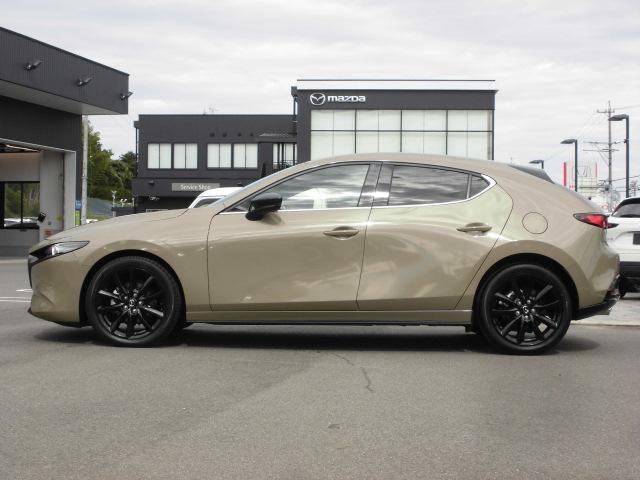ＭＡＺＤＡ３ファストバック １５Ｓ　レトロスポーツエディション　衝突被害軽減システム　アダプティブクルーズコントロール　全周囲カメラ　オートマチックハイビーム　電動シート　シートヒーター　バックカメラ　オートライト　ＬＥＤヘッドランプ　Ｂｌｕｅｔｏｏｔｈ（3枚目）