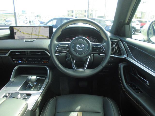 ���L�ȃC���X�g�������g�p�l���ɂ���ă��C�h�Ń��b�`�ȋ�Ԃ�\�����A�O��Ɋт������Ȍ`��̃R���\�[������͋���������������C���e���A�ƂȂ��Ă��܂��B