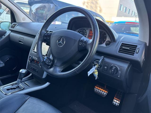 Ａクラス Ａ２００　ターボ　アバンギャルド　ナビ　フルセグＴＶ　バックカメラ　ワンオーナー　黒革シート　パワーステアリング　パワーウィンドウ　ＨＩＤライト（5枚目）