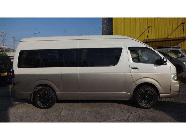 ハイエースワゴン グランドキャビン　ワンオーナー・パワースライド・リクライニング対策済・レザー調シートカバー・コーナーソナ・１６インチデイトナホイール・純正ナビ・バックカメラ・リヤフリップダウンモニター・当社オリジナルフロアーカーペット（4枚目）