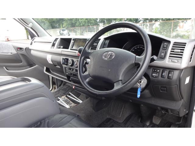 ハイエースワゴン グランドキャビン　ワンオーナー・パワースライド・リクライニング対策済・レザー調シートカバー・コーナーソナ・１６インチデイトナホイール・純正ナビ・バックカメラ・リヤフリップダウンモニター・当社オリジナルフロアーカーペット（12枚目）