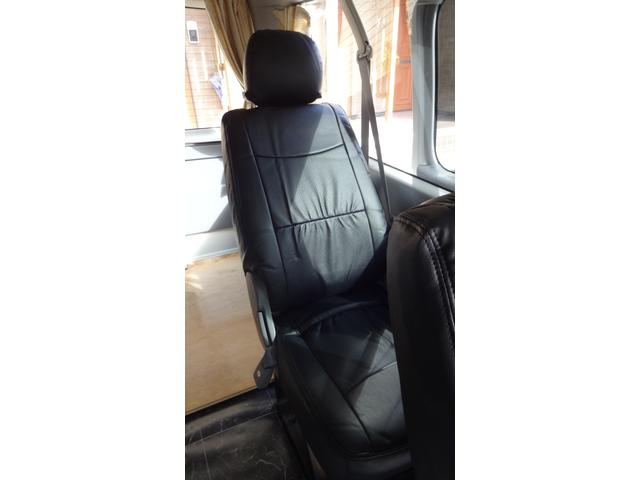 ハイエースワゴン グランドキャビン　ワンオーナー・パワースライド・リクライニング対策済・レザー調シートカバー・コーナーソナ・１６インチデイトナホイール・純正ナビ・バックカメラ・リヤフリップダウンモニター・当社オリジナルフロアーカーペット（30枚目）