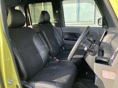 ゆったりしたシートサイズ。運転席の視界も良好です。 5