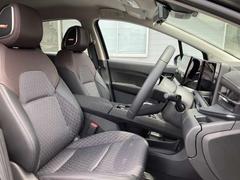 運転席です。疲れにくい形状と使いやすいレイアウト。シート高さも調整できるので快適なドライブが可能です。 5