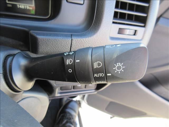 ハイエースバン ディーセル　スーパーＧＬ　ダークプライムＩＩ　純正ナビ　フルセグＴＶ　バックカメラ　ＴＲＤフロントスポイラー　Ｖｅｈｉｃｌｅ　フロアマット・虫除けネット　ホクトレーシング１６インチＡＷ　純正エンジンスターターリモコン　純正カーテンセット（6枚目）