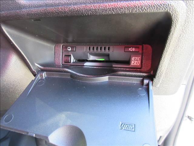 ハイエースバン ディーセル　スーパーＧＬ　ダークプライムＩＩ　純正ナビ　フルセグＴＶ　バックカメラ　ＴＲＤフロントスポイラー　Ｖｅｈｉｃｌｅ　フロアマット・虫除けネット　ホクトレーシング１６インチＡＷ　純正エンジンスターターリモコン　純正カーテンセット（11枚目）