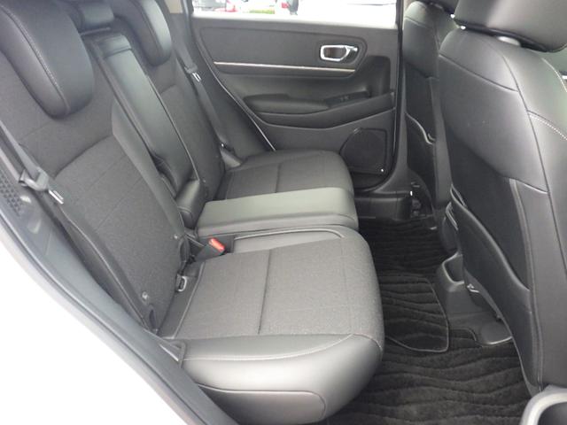 ★リアシート★サイズ感以上に感じる後席のゆとり！ひざまわり、頭上にもしっかりとゆとりがありますので、後部座席でも快適なドライブがお楽しみいただけます