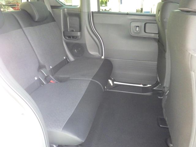 ★リアシート★サイズ感以上に感じる後席のゆとり！ひざまわり、頭上にもしっかりとゆとりがありますので、後部座席でも快適なドライブがお楽しみいただけます