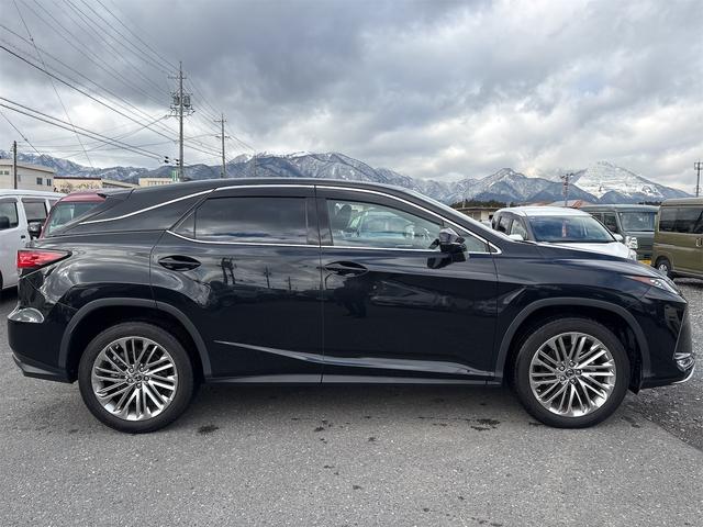 ＲＸ ＲＸ３００　バージョンＬ　セーフティセンス　純正ナビ　地デジＴＶ　ＢＴ　パノラミックビューモニター　ＥＴＣ２．０　ＨＵＤ　パワーバックドア　後席モニタ　ＢＳＭ　ＭＯＰ２０インチＡＷ　シートヒーター　ベンチレーション　本革シート（5枚目）