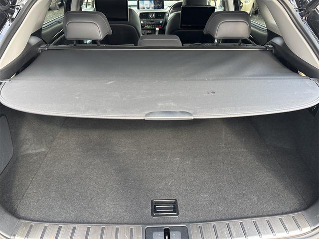 ＲＸ ＲＸ３００　バージョンＬ　セーフティセンス　純正ナビ　地デジＴＶ　ＢＴ　パノラミックビューモニター　ＥＴＣ２．０　ＨＵＤ　パワーバックドア　後席モニタ　ＢＳＭ　ＭＯＰ２０インチＡＷ　シートヒーター　ベンチレーション　本革シート（24枚目）