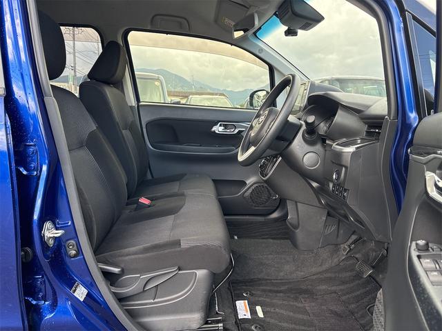 運転席シートリフター付。座面の高さ調整も可能です。