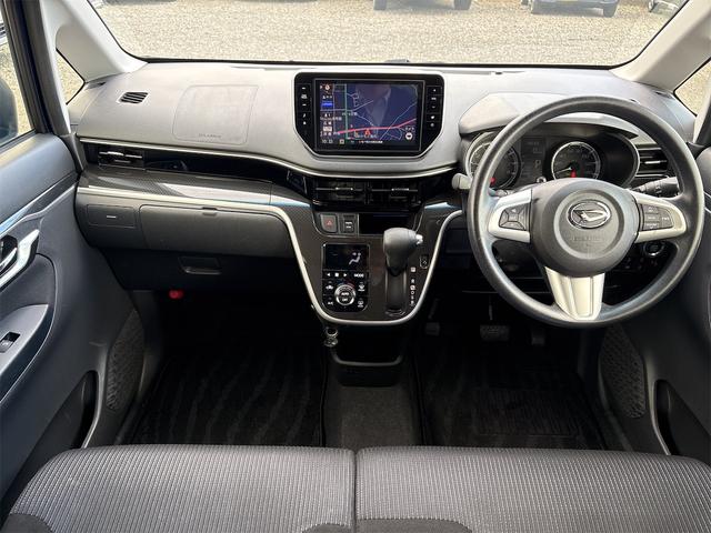 インパネシフトのCVTオートマです。足元広々です。