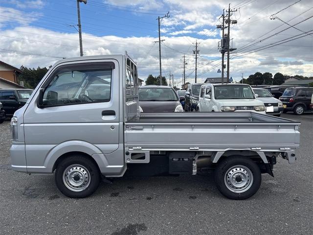 キャリイトラック KCエアコン・パワステ 4WD 5速ミッション車 エアコン パワステ オートライト 純正ラジオ 純正ドアバイザー ABS 荷台ゴムマット ゲートプロテクター 横滑り防止 フロアラバーマット 運転席・助手席エアバッグ(9枚目)