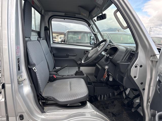 キャリイトラック KCエアコン・パワステ 4WD 5速ミッション車 エアコン パワステ オートライト 純正ラジオ 純正ドアバイザー ABS 荷台ゴムマット ゲートプロテクター 横滑り防止 フロアラバーマット 運転席・助手席エアバッグ(11枚目)