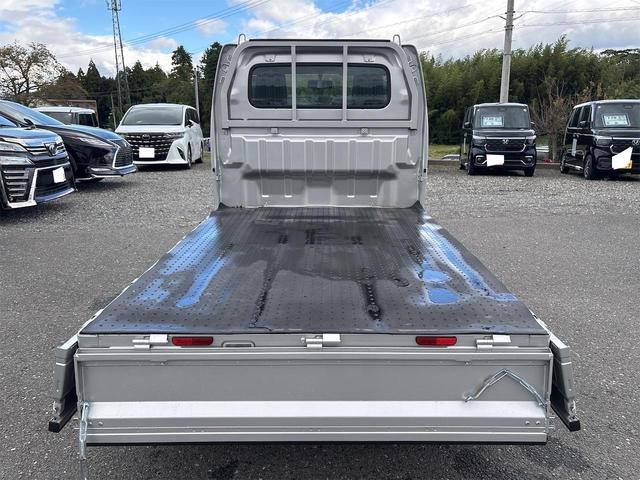 キャリイトラック KCエアコン・パワステ 4WD 5速ミッション車 エアコン パワステ オートライト 純正ラジオ 純正ドアバイザー ABS 荷台ゴムマット ゲートプロテクター 横滑り防止 フロアラバーマット 運転席・助手席エアバッグ(12枚目)