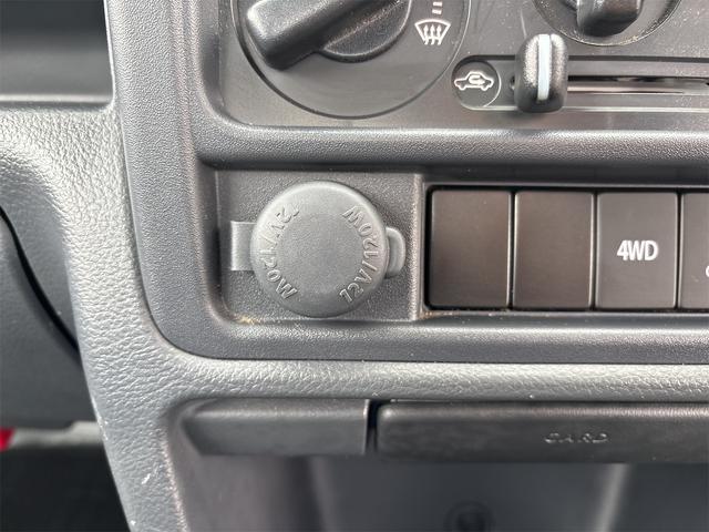 キャリイトラック KCエアコン・パワステ 4WD 5速ミッション車 エアコン パワステ オートライト 純正ラジオ 純正ドアバイザー ABS 荷台ゴムマット ゲートプロテクター 横滑り防止 フロアラバーマット 運転席・助手席エアバッグ(18枚目)