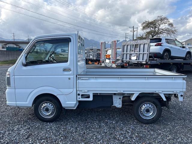 キャリイトラック KCスペシャル 走校距離少ない オートマ車 エアコン パワステ パワーウィンドウ 荷台マット ゲートプロテクター キーレス フロアラバーマット ドアバイザー エアバッグ AN/FMラジオデッキ(9枚目)