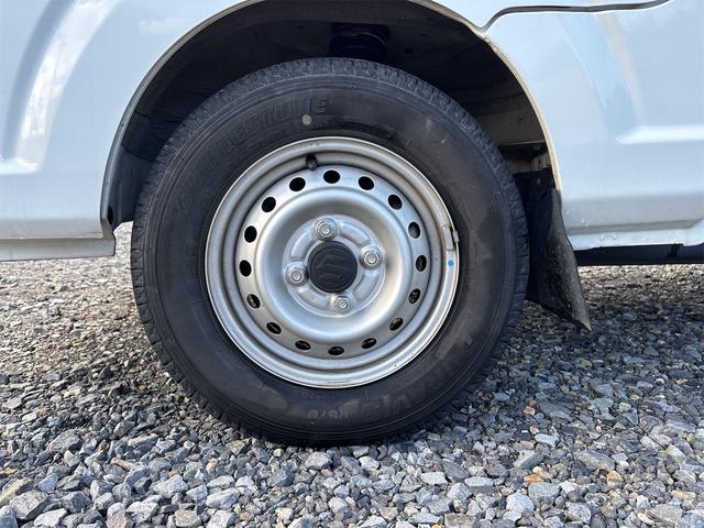 キャリイトラック KCスペシャル 走校距離少ない オートマ車 エアコン パワステ パワーウィンドウ 荷台マット ゲートプロテクター キーレス フロアラバーマット ドアバイザー エアバッグ AN/FMラジオデッキ(10枚目)