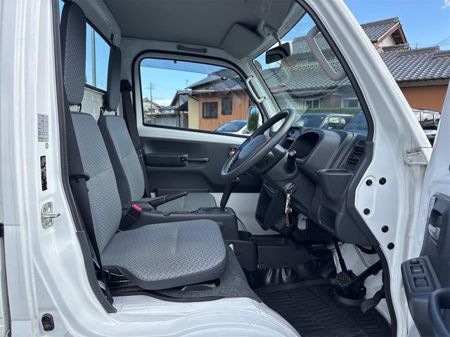 キャリイトラック KCスペシャル 走校距離少ない オートマ車 エアコン パワステ パワーウィンドウ 荷台マット ゲートプロテクター キーレス フロアラバーマット ドアバイザー エアバッグ AN/FMラジオデッキ(11枚目)
