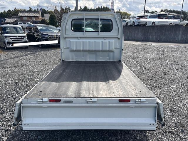 キャリイトラック KCスペシャル 走校距離少ない オートマ車 エアコン パワステ パワーウィンドウ 荷台マット ゲートプロテクター キーレス フロアラバーマット ドアバイザー エアバッグ AN/FMラジオデッキ(13枚目)