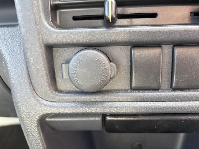 キャリイトラック KCスペシャル 走校距離少ない オートマ車 エアコン パワステ パワーウィンドウ 荷台マット ゲートプロテクター キーレス フロアラバーマット ドアバイザー エアバッグ AN/FMラジオデッキ(17枚目)