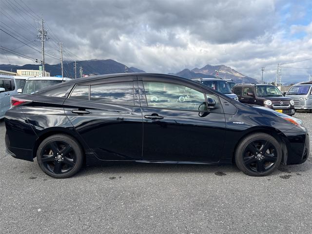 プリウス Ｓツーリングセレクション　セーフティセンス　純正９インチナビ　フルセグＴＶ　Ｂｌｕｅｔｏｏｔｈ　バックカメラ　ＥＴＣ　クルコン　ＬＥＤヘッドライト　前席シートヒーター　前後ドラレコ　レザーシート　純正アルミ　スマートキー２個（5枚目）