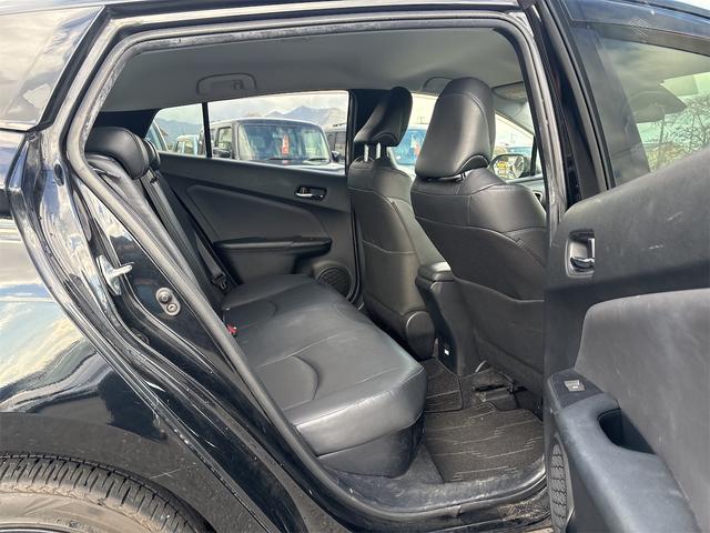 プリウス Ｓツーリングセレクション　セーフティセンス　純正９インチナビ　フルセグＴＶ　Ｂｌｕｅｔｏｏｔｈ　バックカメラ　ＥＴＣ　クルコン　ＬＥＤヘッドライト　前席シートヒーター　前後ドラレコ　レザーシート　純正アルミ　スマートキー２個（16枚目）