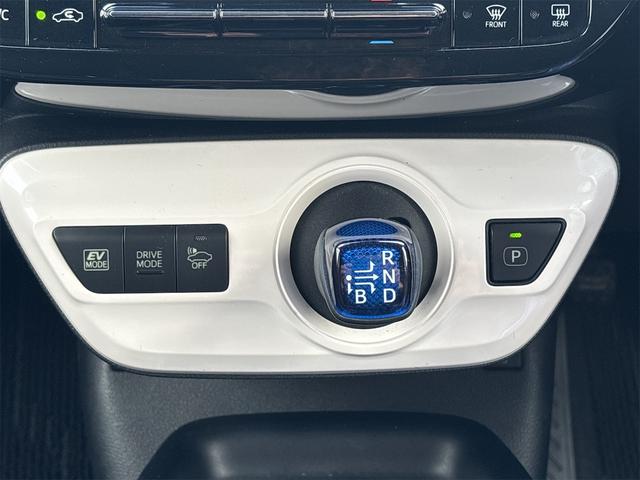 プリウス Ｓツーリングセレクション　セーフティセンス　純正９インチナビ　フルセグＴＶ　Ｂｌｕｅｔｏｏｔｈ　バックカメラ　ＥＴＣ　クルコン　ＬＥＤヘッドライト　前席シートヒーター　前後ドラレコ　レザーシート　純正アルミ　スマートキー２個（27枚目）