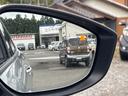ブラインドスポットモニター付。後方からの接近車両を検知し、ドアミラーについている接近表示灯を点灯します。車線変更時などに便利です。