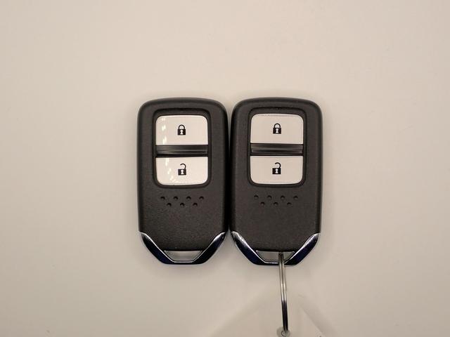 シャトル Ｇホンダセンシング　ギャザズメモリーナビ　フルセグＴＶ　ＣＤ＆ＤＶＤ再生　ブルートゥース　バックカメラ　ＥＴＣ車載器　ＬＥＤオートライト　モデューロアルミホイール　レーダークルーズＣ　ワンオーナー　禁煙車　スマートキー（10枚目）