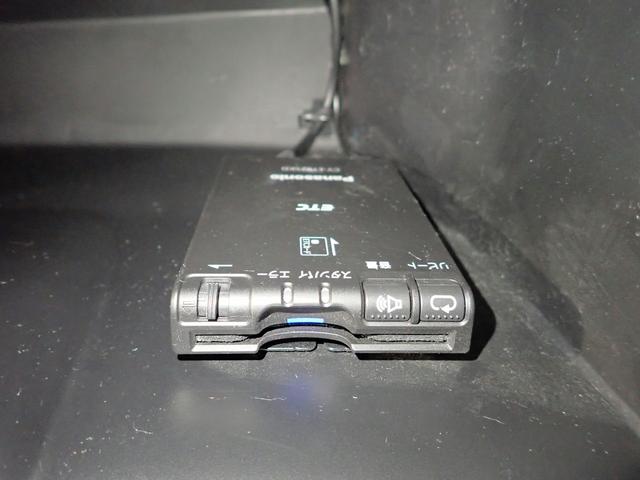 フィットハイブリッド Lパッケージ ギャザズSDナビ フルセグTV CD&DVD再生 ブルートゥース バックカメラ ETC車載器 LEDオートライト ワンオーナー あんしんパッケージ ハーフレザーシート アイドリングストップ(10枚目)