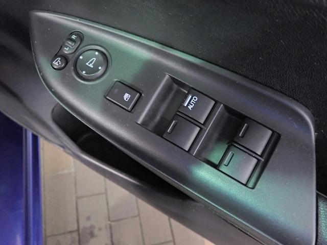 フィットハイブリッド Lパッケージ ギャザズSDナビ フルセグTV CD&DVD再生 ブルートゥース バックカメラ ETC車載器 LEDオートライト ワンオーナー あんしんパッケージ ハーフレザーシート アイドリングストップ(17枚目)