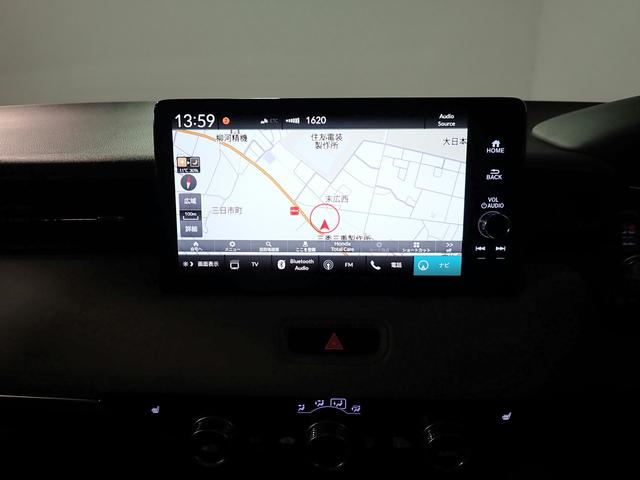 ヴェゼル ｅ：ＨＥＶＰＬａＹ　ギャザズ９インチナビ　フルセグＴＶ　ブルートゥース　全方位カメラ　ＥＴＣ２．０　ＬＥＤオートライト　ワンオーナー　禁煙車　パーキングセンサー　シート＆ステアリングヒーター　ワイヤレス充電　サンルーフ（8枚目）