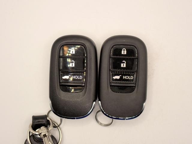 ヴェゼル ｅ：ＨＥＶＰＬａＹ　ギャザズ９インチナビ　フルセグＴＶ　ブルートゥース　全方位カメラ　ＥＴＣ２．０　ＬＥＤオートライト　ワンオーナー　禁煙車　パーキングセンサー　シート＆ステアリングヒーター　ワイヤレス充電　サンルーフ（10枚目）